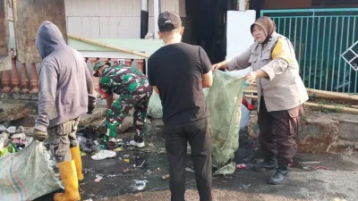 Merawat Lingkungan, Menguatkan Kebersamaan, Babinsa Koramil 1405-02/Soreang Bersama Warga Bersihkan Saluran Air