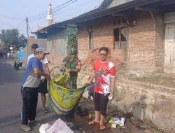 Cegah Banjir Saat Hujan, Babinsa Koramil 1405-02/Soreang Bersama Warga Gelar Kerja Bakti Bersihkan Saluran Air