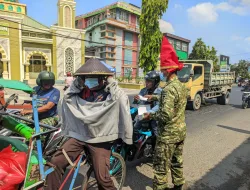 Tiga Hari Berturut-turut, Kodim 1404/Pinrang Gencarkan Pembagian Masker untuk Lindungi Warga dari Asap Karhutla