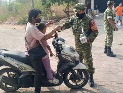 Peduli Kesehatan Masyarakat, Koramil 1405-08/Tanete Riaja Bagikan Masker Cegah Dampak Kabut Asap Karhutla
