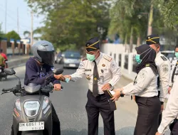 PEDULI KESEHATAN, BAPAS PALU TURUN KE JALAN BAGIKAN MASKER UNTUK WARGA