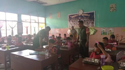 Kawal Gizi Generasi Bangsa, Babinsa Koramil 1405-02/Ujung Turun Langsung Dampingi Penyaluran MBG