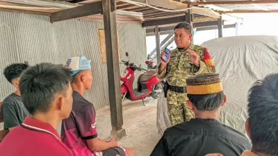 DUKUNG GENERASI MUDA RAIH CITA-CITA, BABINSA KORAMIL 1405-06/BARRU SOSIALISASIKAN REKRUTMEN TNI AD KEPADA WARGA DESA PALAKA