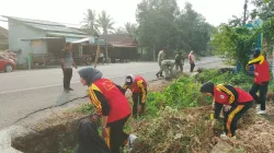 Gotong Royong Lintas Sektor, Kodim 1404/Pinrang dan Mahasiswa KKN Bersihkan Saluran Air