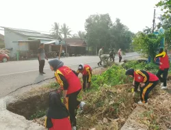Gotong Royong Lintas Sektor, Kodim 1404/Pinrang dan Mahasiswa KKN Bersihkan Saluran Air