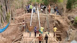 PERCEPAT PEMBANGUNAN JEMBATAN MERAH PUTIH, KORAMIL 1405-08/TANETE RIAJA DAN WARGA BERGOTONG ROYONG DI DESA JANGAN-JANGAN