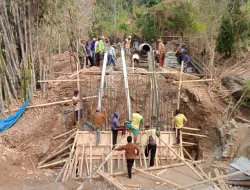 PERCEPAT PEMBANGUNAN JEMBATAN MERAH PUTIH, KORAMIL 1405-08/TANETE RIAJA DAN WARGA BERGOTONG ROYONG DI DESA JANGAN-JANGAN