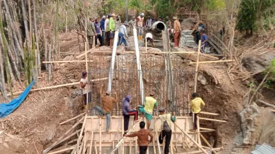 PERCEPAT PEMBANGUNAN JEMBATAN MERAH PUTIH, KORAMIL 1405-08/TANETE RIAJA DAN WARGA BERGOTONG ROYONG DI DESA JANGAN-JANGAN