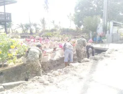 Cegah Banjir, Babinsa Koramil Lanrisang Bersama Warga Bersihkan Saluran Air di Desa Lerang