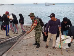 Peduli Kebersihan Pesisir, Kodim 1404/Pinrang Bersama Warga Bersihkan Pantai Lowita