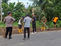 Peduli Lingkungan, Babinsa Desa Patobong Bersama Warga Gotong Royong Bersihkan Pinggir Jalan Poros Langnga