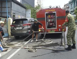 PEDULI KEBUTUHAN WARGA, BABINSA KORAMIL 1405-01/UJUNG DAMPINGI DISTRIBUSIKAN AIR BERSIH KEPADA MASYARAKAT