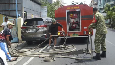PEDULI KEBUTUHAN WARGA, BABINSA KORAMIL 1405-01/UJUNG DAMPINGI DISTRIBUSIKAN AIR BERSIH KEPADA MASYARAKAT