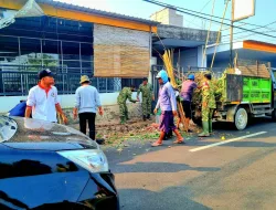 JUMAT BERSIH, KORAMIL 1405-01/UJUNG BERSAMA WARGA GEBER KERJA BAKTI, WUJUDKAN LINGKUNGAN BERSIH DAN BEBAS BANJIR