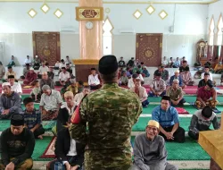 DEKATKAN DIRI DENGAN WARGA, BABINSA MANGEMPANG SOSIALISASIKAN PENERIMAAN PRAJURIT TNI AD USAI SHOLAT JUMAT