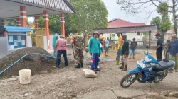 GOTONG ROYONG PERKUAT AKSES WARGA, BABINSA DESA TOMPO DAN MASYARAKAT PERBAIKI JALAN HALAMAN KANTOR DUSUN