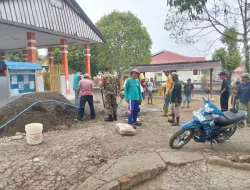 GOTONG ROYONG PERKUAT AKSES WARGA, BABINSA DESA TOMPO DAN MASYARAKAT PERBAIKI JALAN HALAMAN KANTOR DUSUN